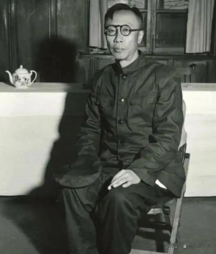 1959年，末代皇帝溥仪被特赦出狱。此前，在抚顺战犯监狱管理所改造期间，曾经的"