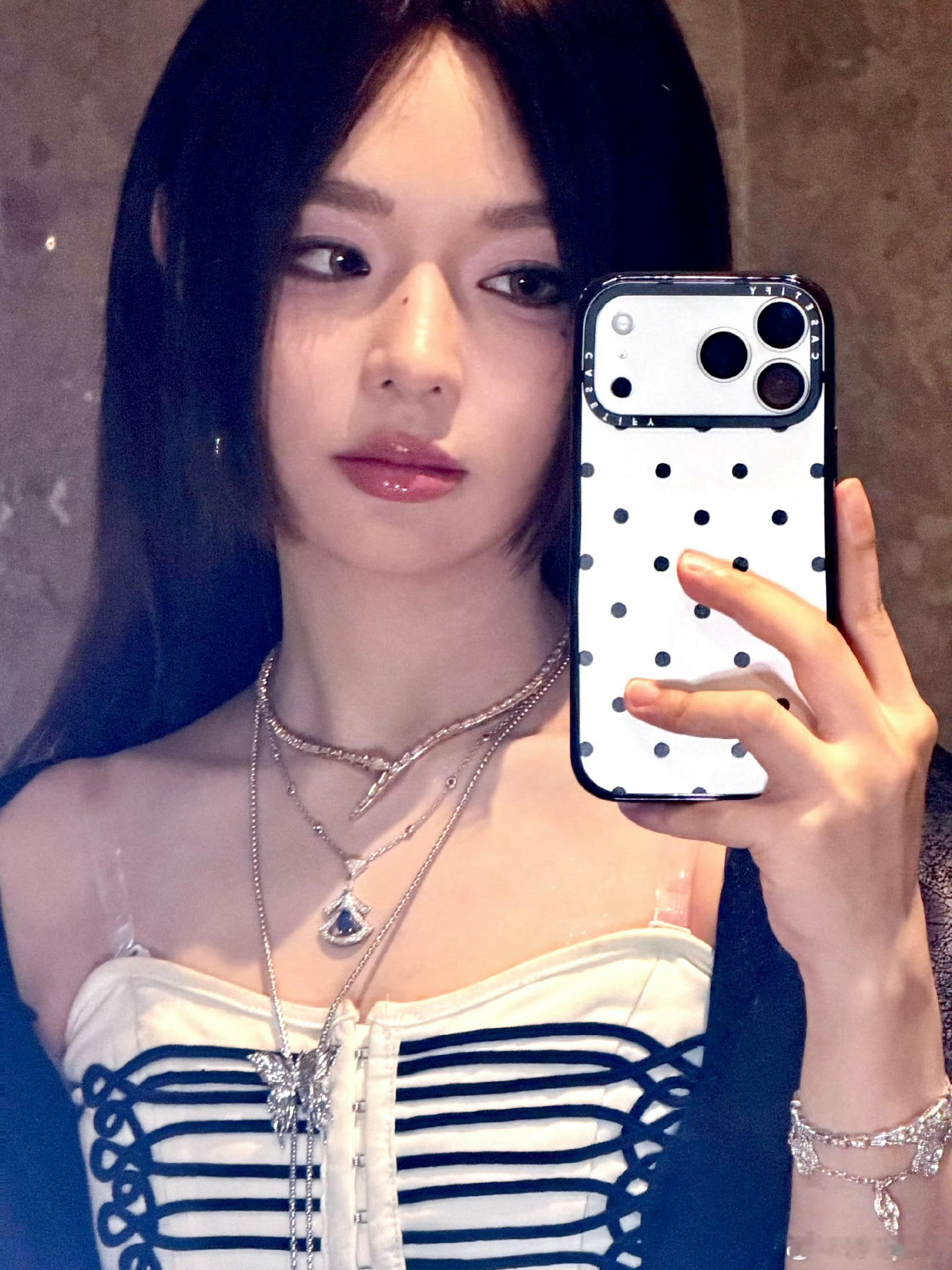 黄霄云 ☁️正能量歌手黄霄云 ☁️今天飘来一朵云 开心常驻.˃̵ ֊ ˂̵³