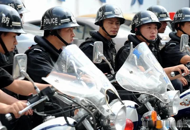 警察，中秋放假不？

不要问我中秋放假不
肯定离不开一级勤务
问声警察叔叔苦不苦