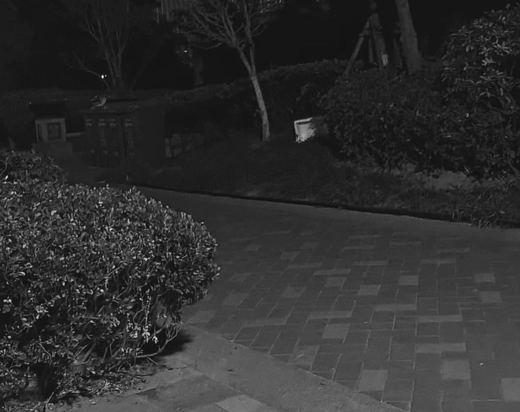 有次盛夏，天刚黑下来。
开车经过一半山腰时，发现上面有个水库。
突发奇想的我，决