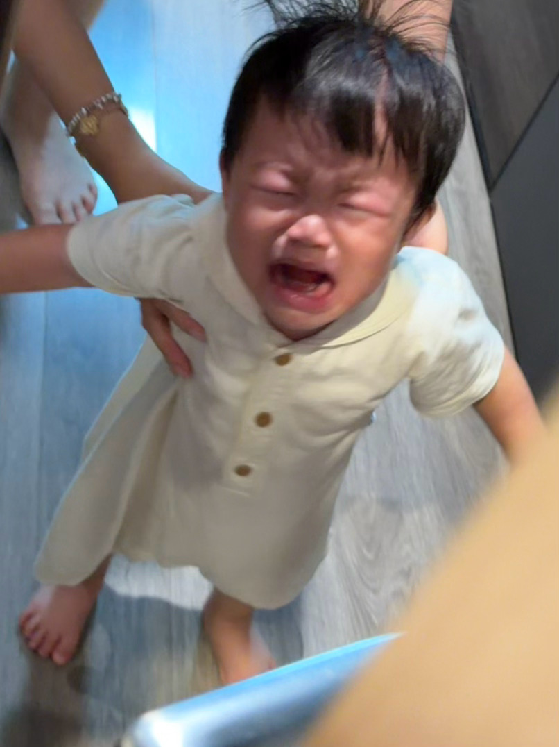 这可怎么整，上厕所把门关住她也要哭， 