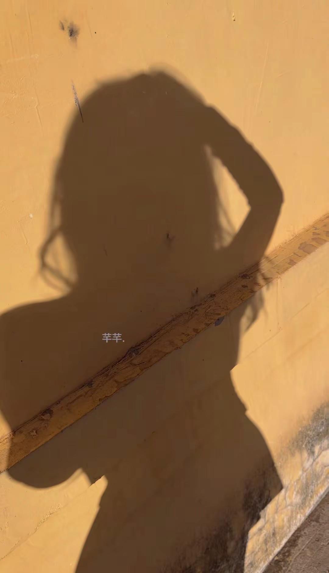 “只想把自己养的越来越快乐，       平静，其他的都不太感兴趣。”