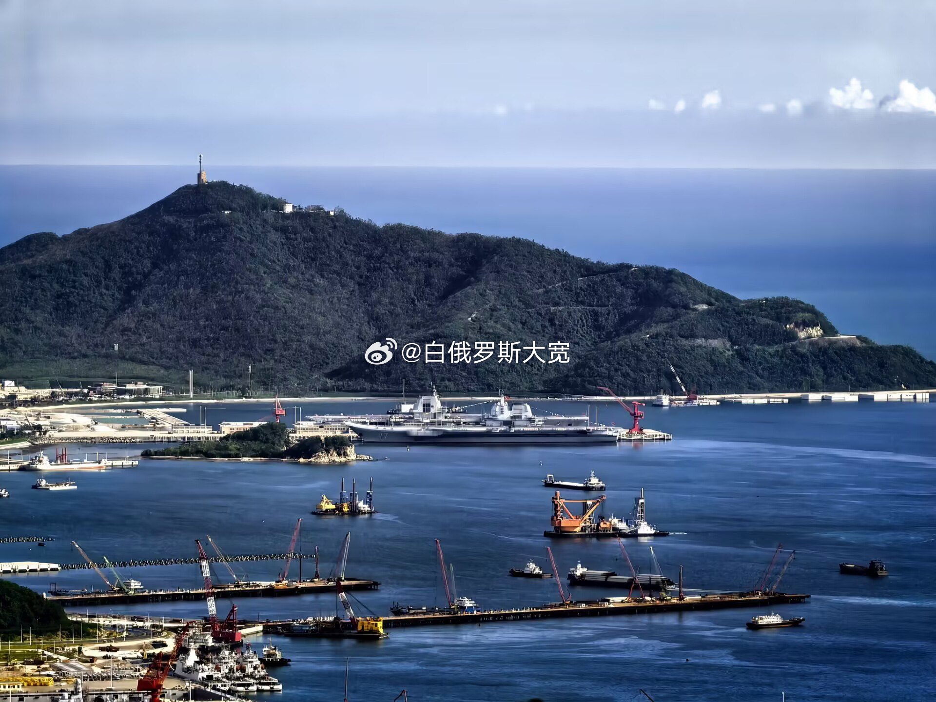 此前穿越台湾海峡在南海执行科学试验和训练任务的“福建”舰，已经与“山东”舰并排靠