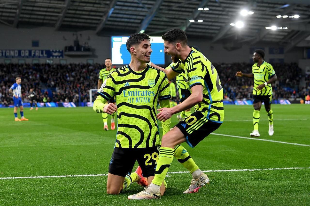 英超：阿森纳客场3-0战胜布莱顿，暂登积分榜榜首
凭借萨卡、哈弗茨和特罗萨德的进
