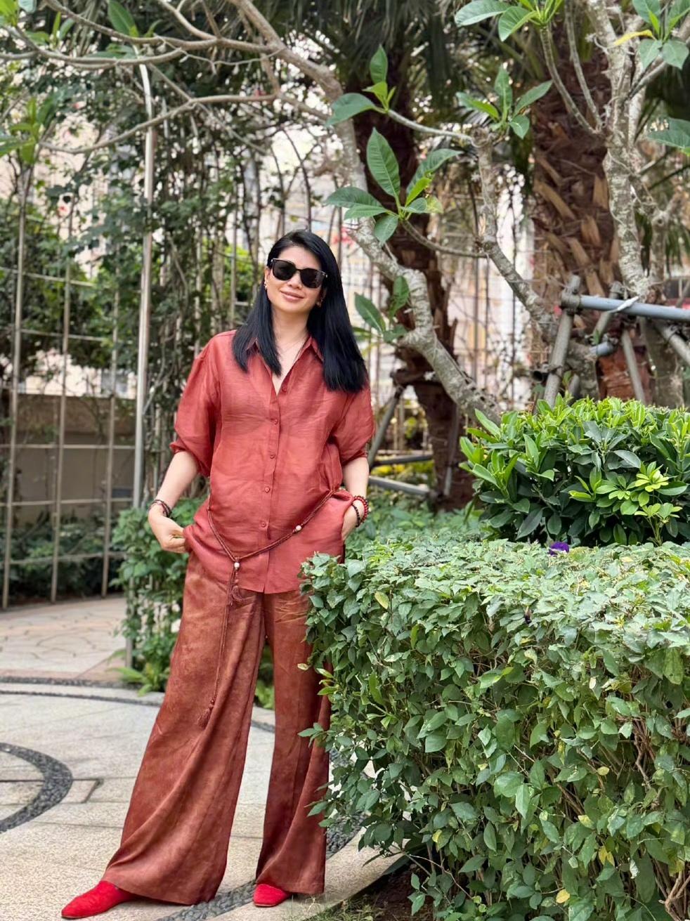 吕燕
又穿小红鞋
呵，她咋那么喜欢小红鞋呢

话说
吕燕这次的小红鞋搭配
感觉不