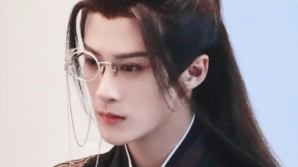 檀健次：以无限热忱，雕琢角色灵魂 檀健次，在演艺的璀璨星空中，以对角色...
