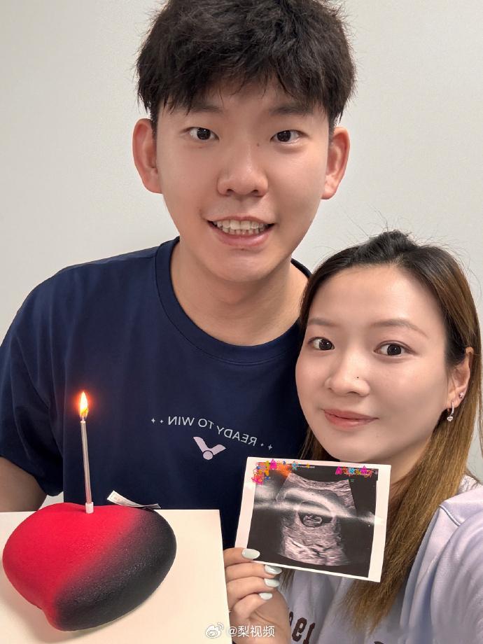 【黄雅琼宣布怀孕当天也是刘雨辰生日】 7月25日，晒照宣布怀孕！升级做父母~同时