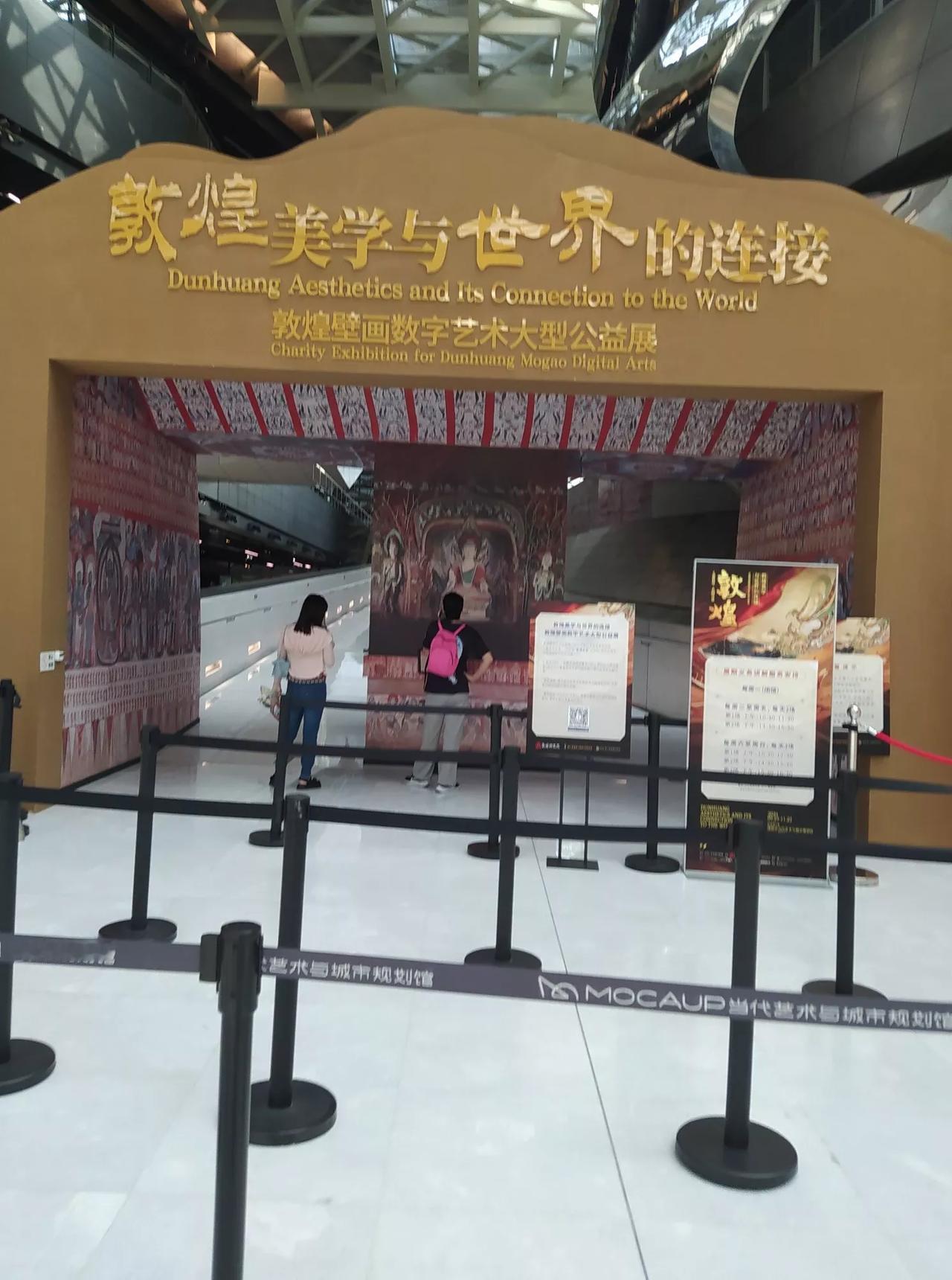 看看我在规划馆拍的相片，这两个妇女成为背景板了。
其实我们在旅游时拍相片都是这样