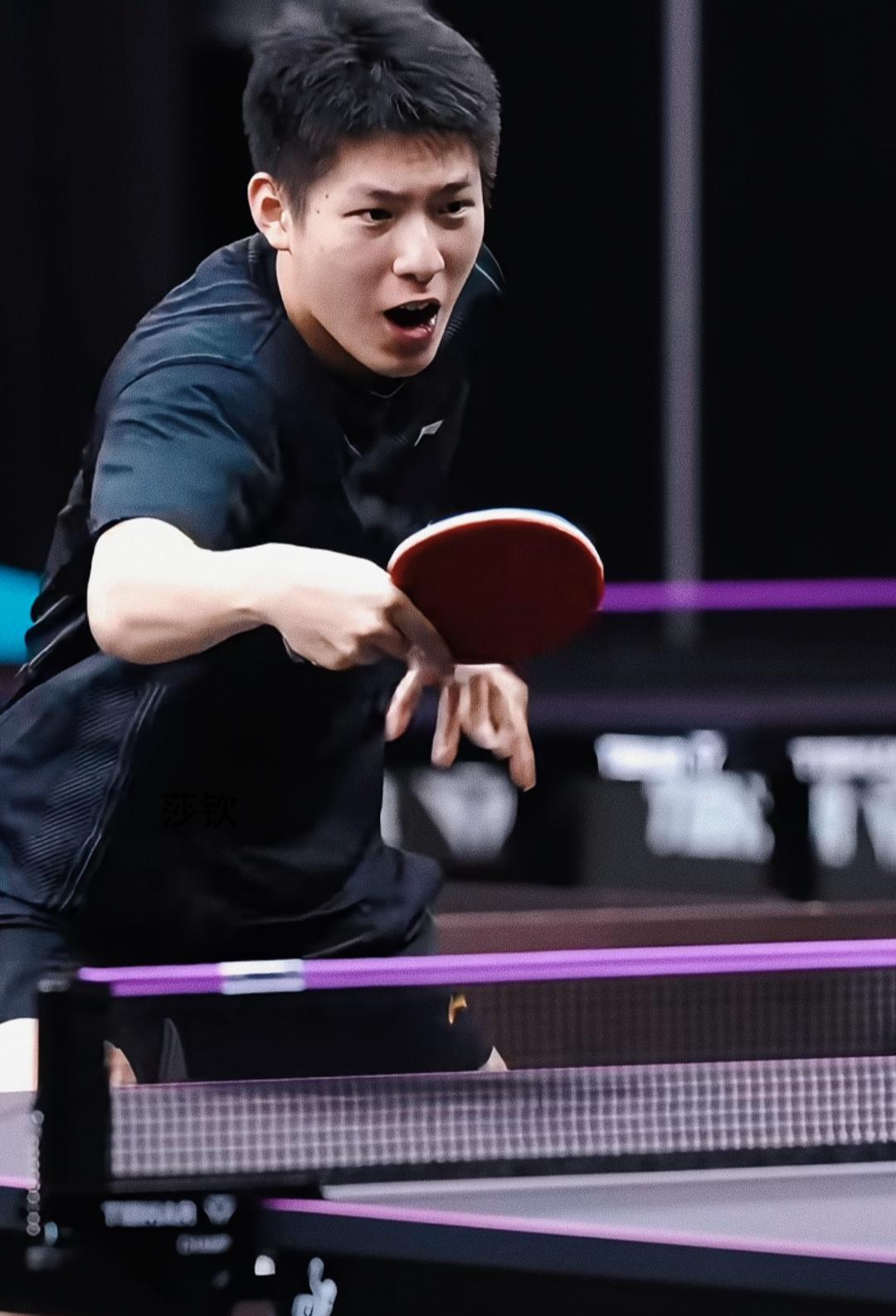 国乒男队首轮全军覆没，三个小伙子没撑过一局。
没人跟自己人打，结果连个翻盘的机会