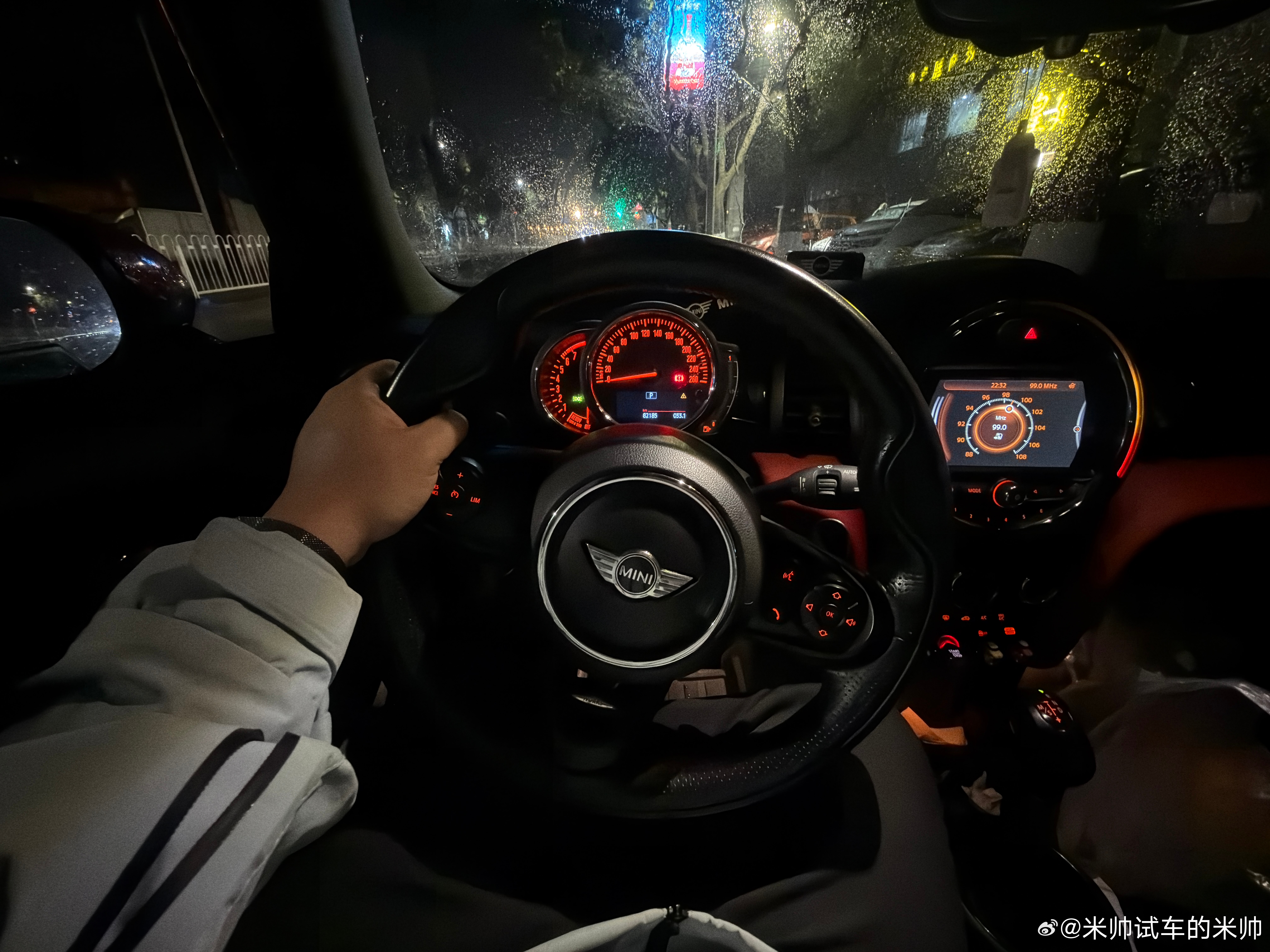 还是开“古法驾驶”的车好啊，大灯手动的，没有智能语音控制这才是老司机mini
