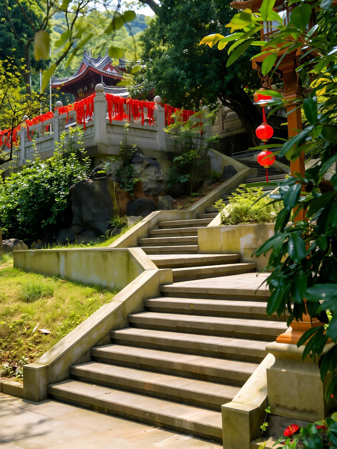 藏在白云山深处的千年古寺，祈福太治愈了（二）
    漫步白云山能仁寺，山林绿意