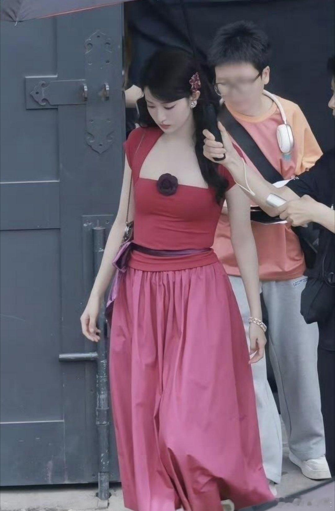 王楚然打破内娱白幼瘦审美，美女有小肚肚自由。 