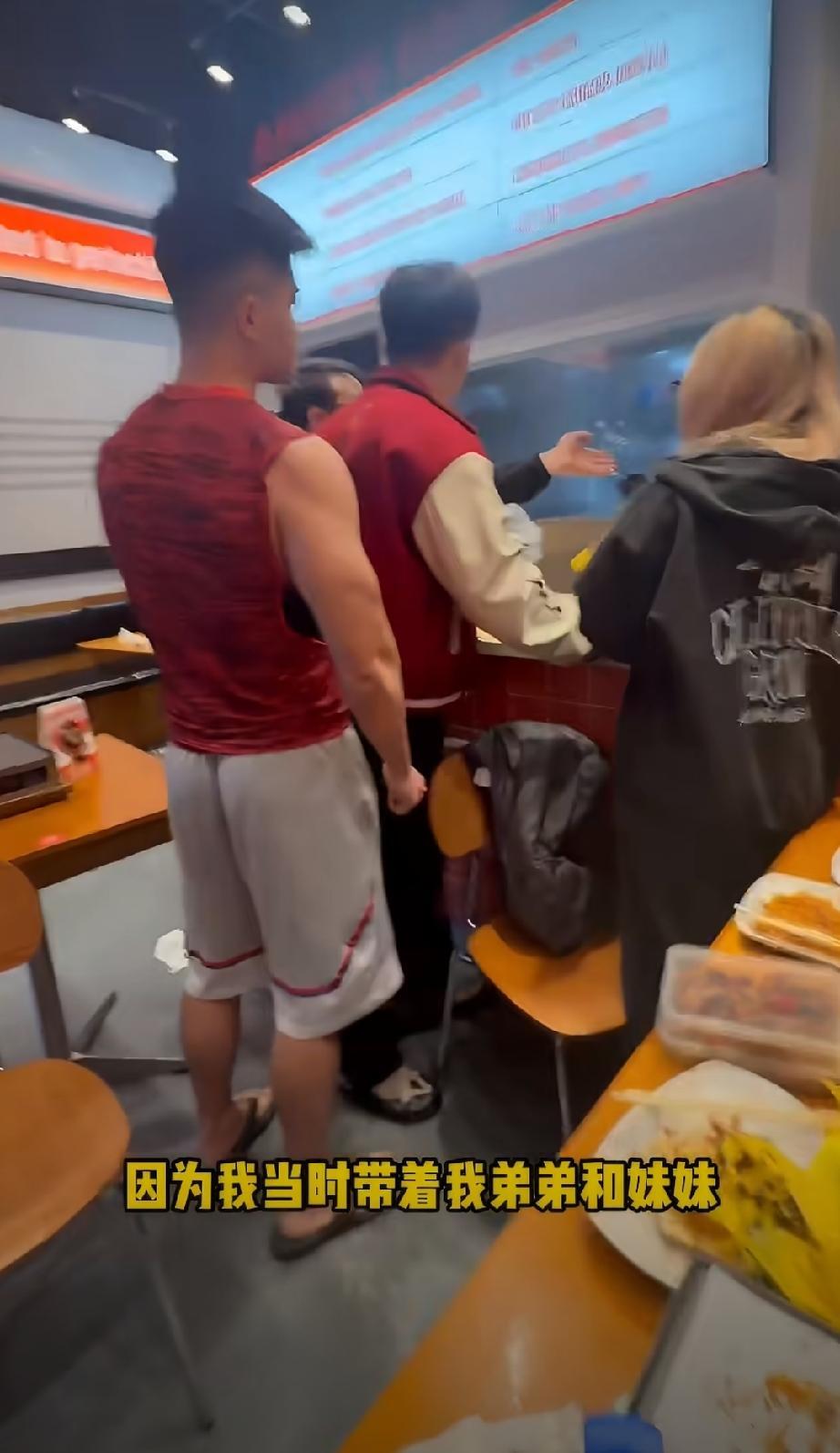 中国留学生在悉尼餐厅遇到醉酒男子排华种族歧视，并骚扰女店员，他没有惯着对方，直接