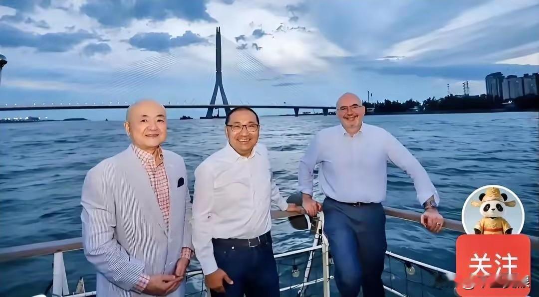 侯友谊和美国在台AIT谷立言上了船，眉笑颜开，似乎和久别干爹重逢，那种笑容满面，