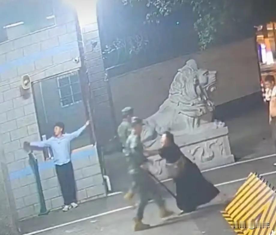 深夜街头突发追打，女子竟对武警哨兵动手，底线在哪？

凌晨的街头本该安静，却发生