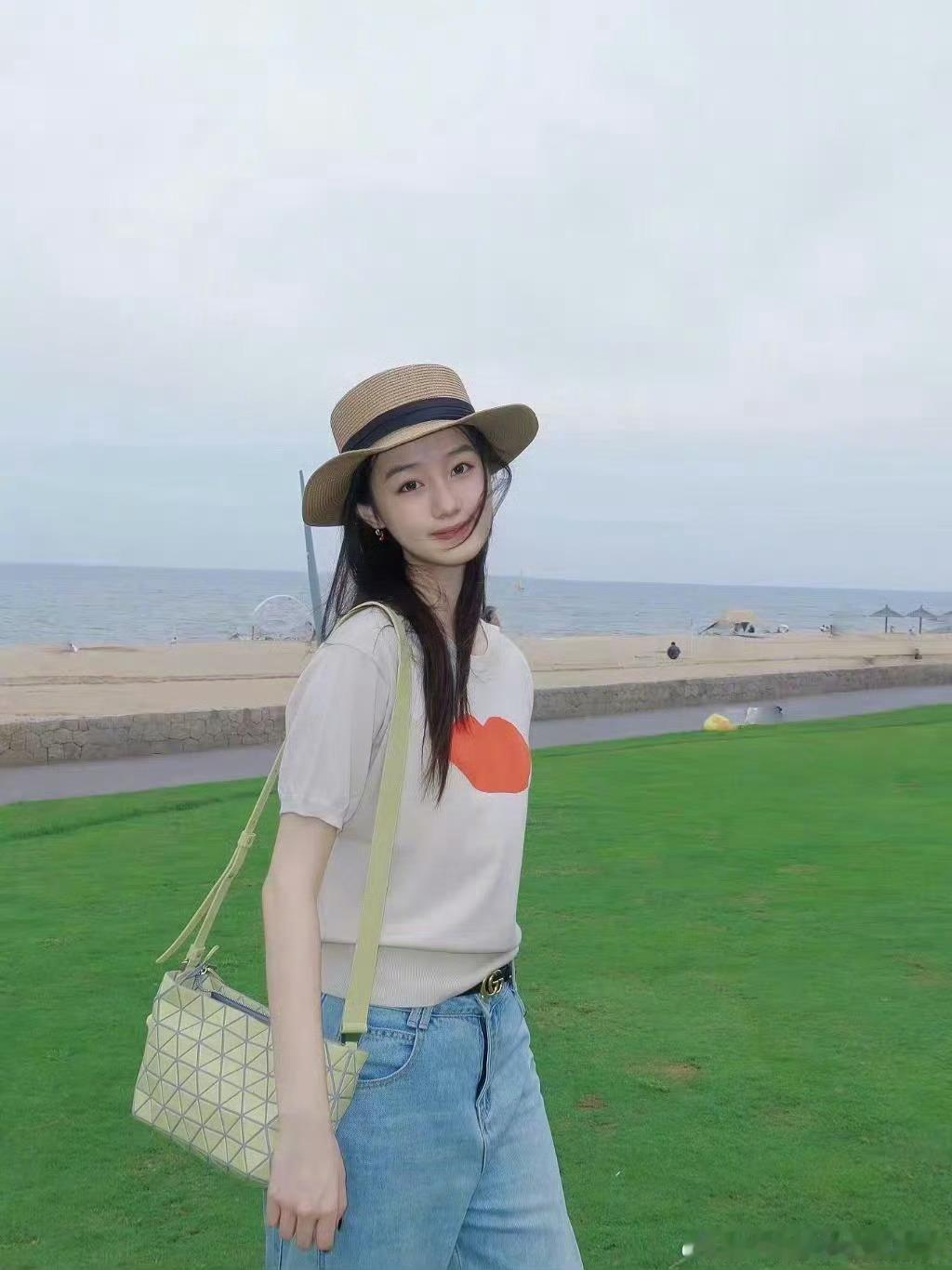 纪姿含中戏报到vlog昔日可爱温宜迎来开学，纪姿含踏入中戏奔赴表演梦想。 ​​​