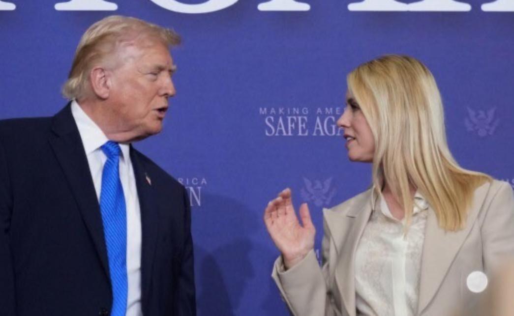 在白宫的一场“激烈对峙”中，美国司法部长帕姆·邦迪苦苦恳求唐纳德·特朗普不要解雇