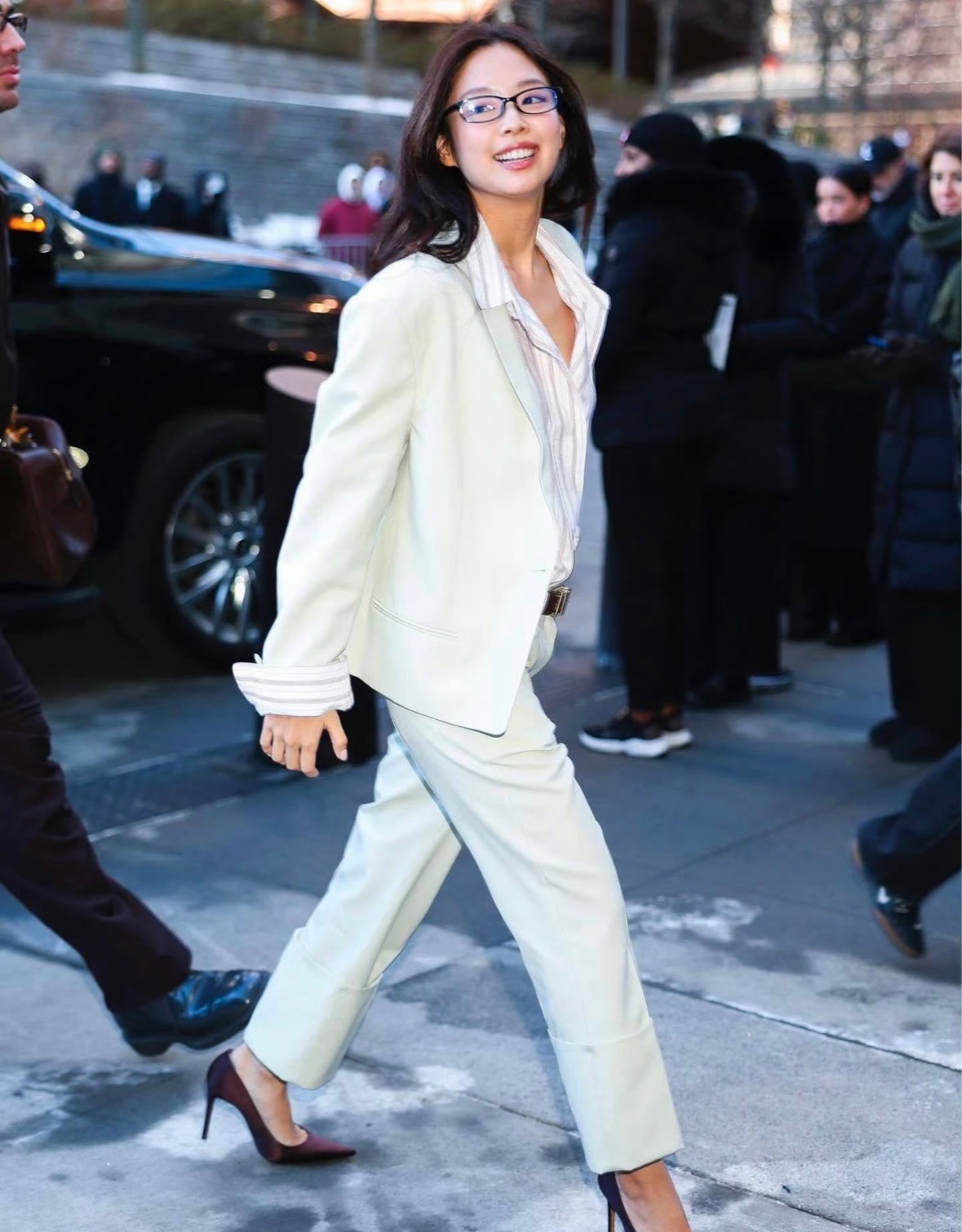Jennie高智感妈咪纽约时装周Jennie白西装和紫色小高跟造型，眼镜杀，清冷