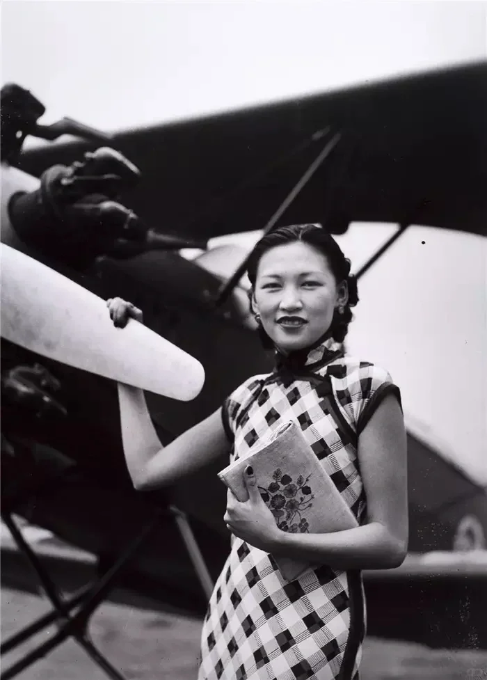 中国第一位女飞行员李霞卿