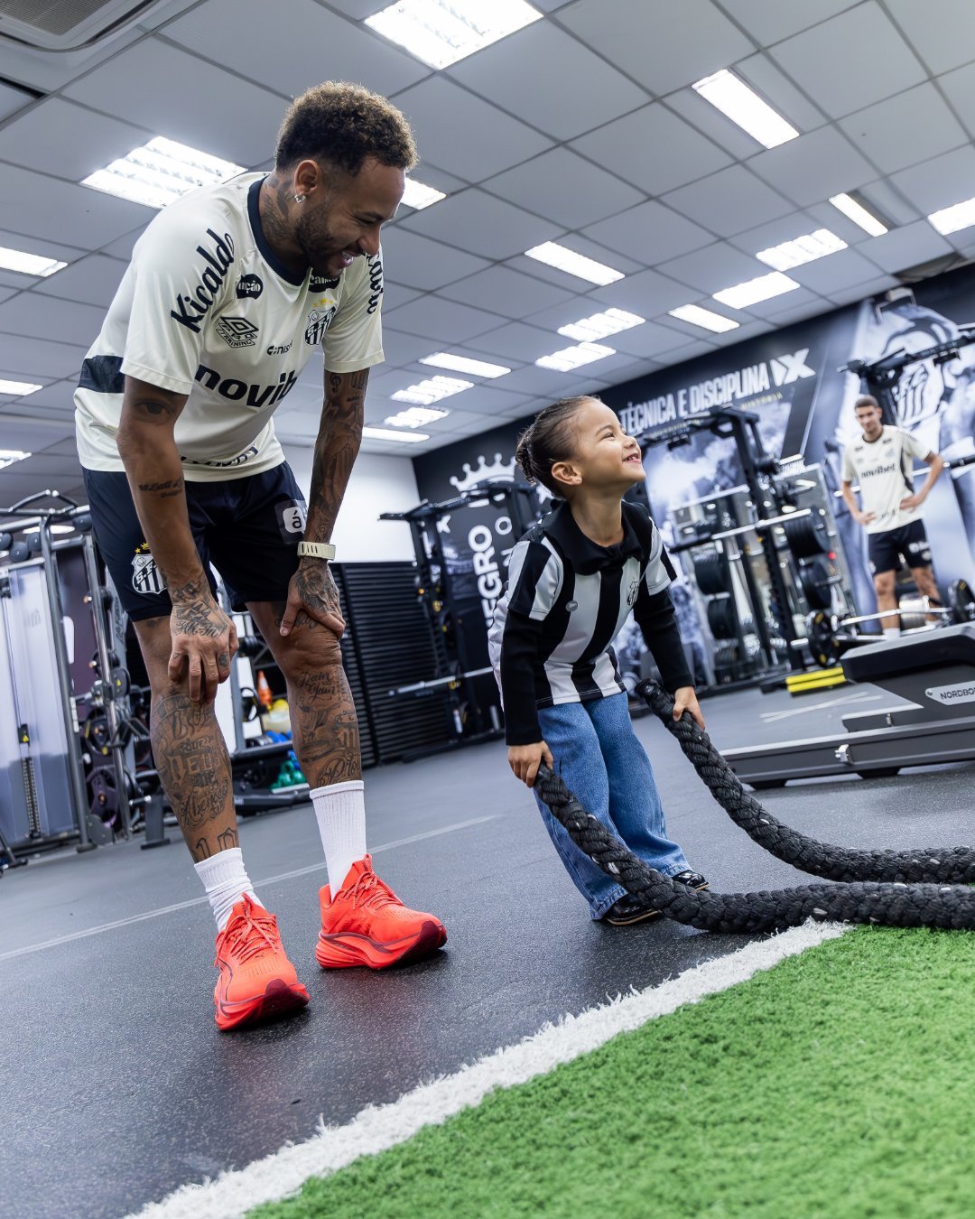 neymar 今日泳池训练，玛维和爸爸最合拍的小游泳健将一起！内马尔