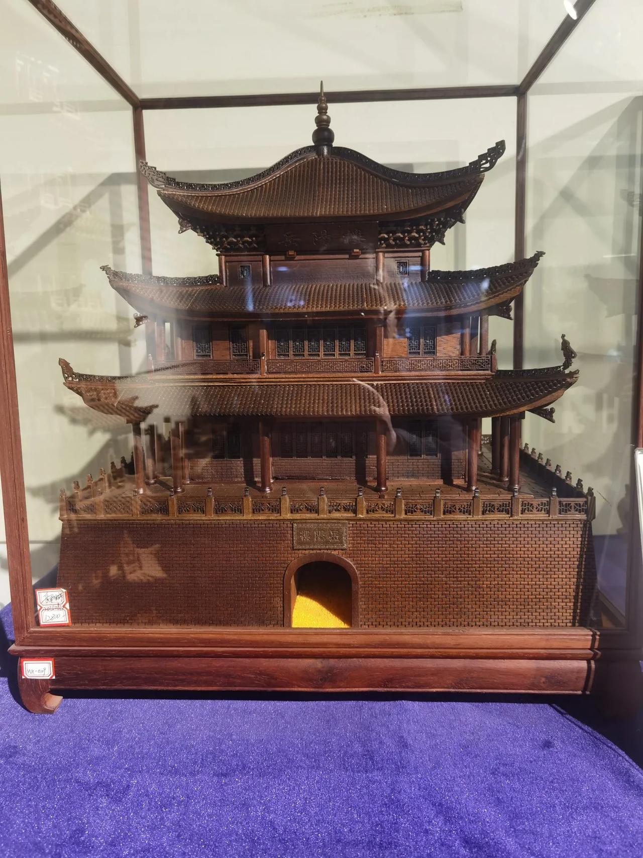 这是呼和浩特市座落在玉泉区五塔寺后街（今天的烧卖美食街）百世珍一红木艺术博物馆内