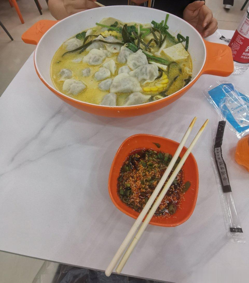 高血压患者这几种食物要少吃，小心血压升高1.高盐食物高盐食物是导致高血压的罪魁祸