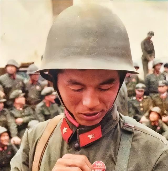 1986年，中越边境老山，一位战士要上211高地。临行前军长敬他茅台酒，师长把自