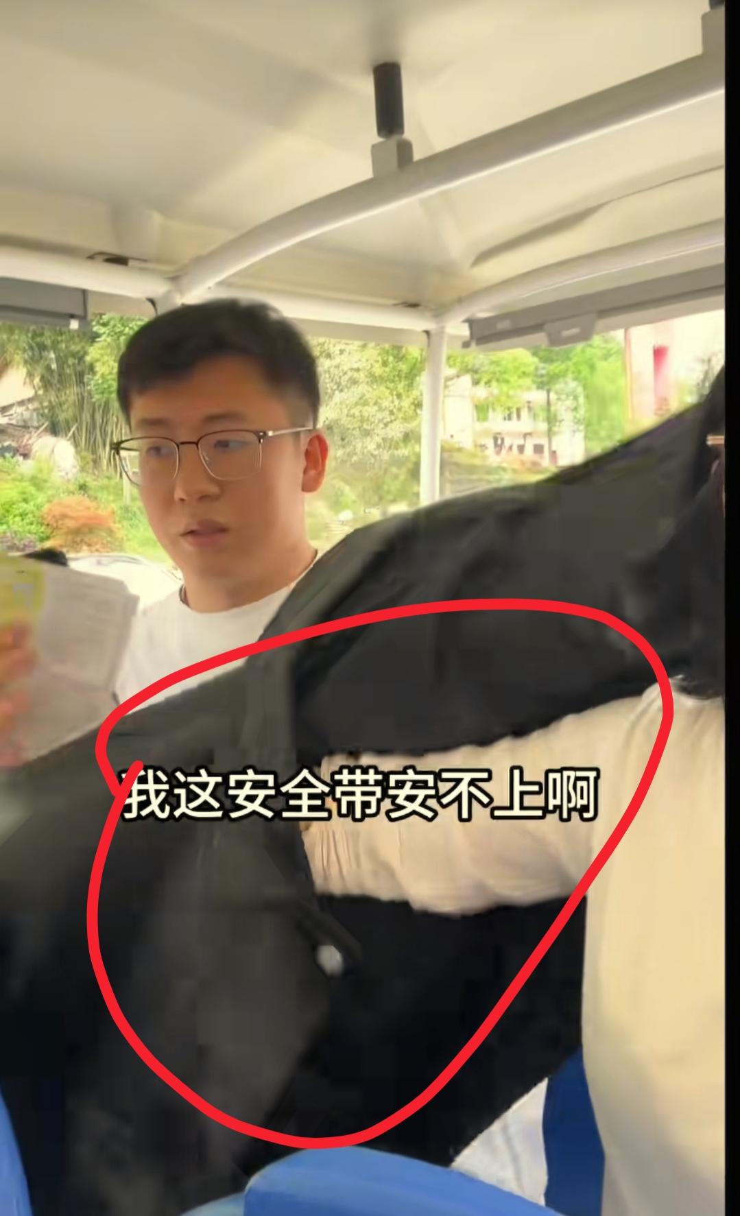 渝小丫已经很难再获得全网的统一祝福了
原因很简单，不是因为她不够好，也不是因为坤