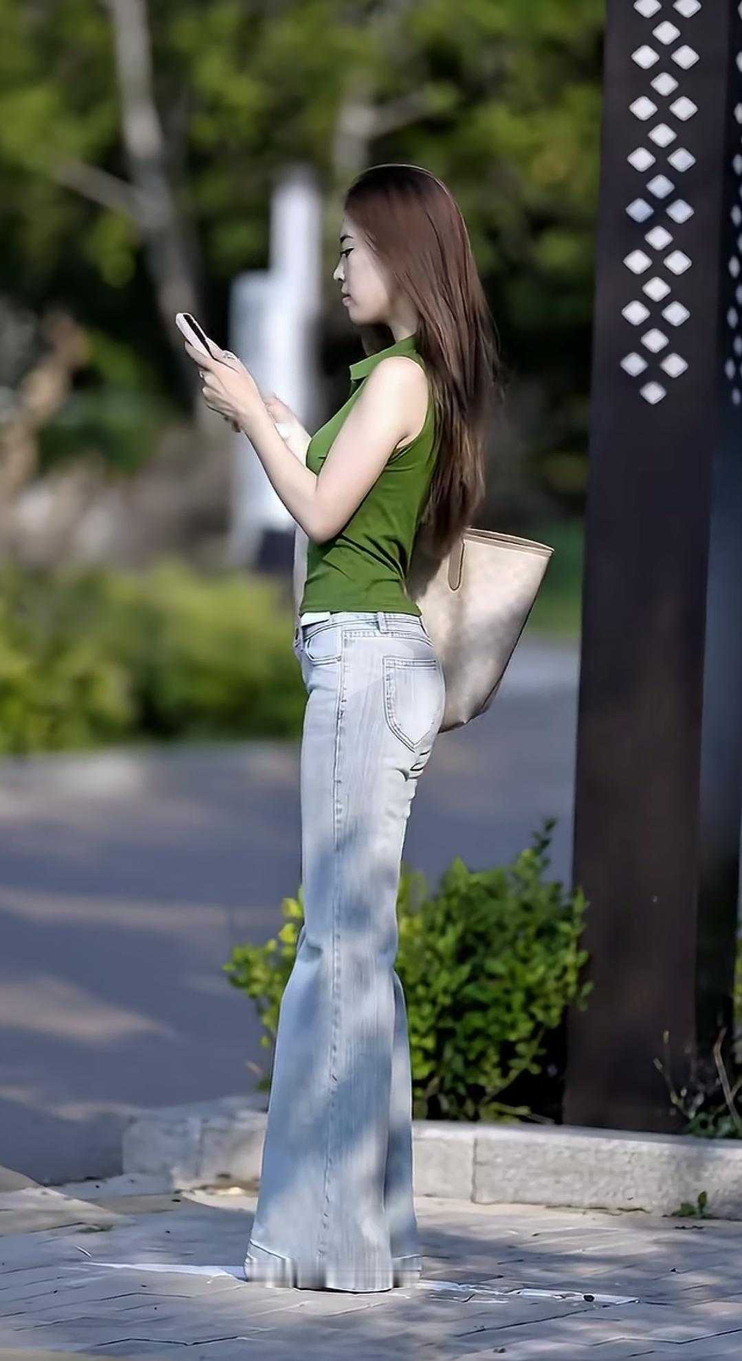 手机相伴美佳人