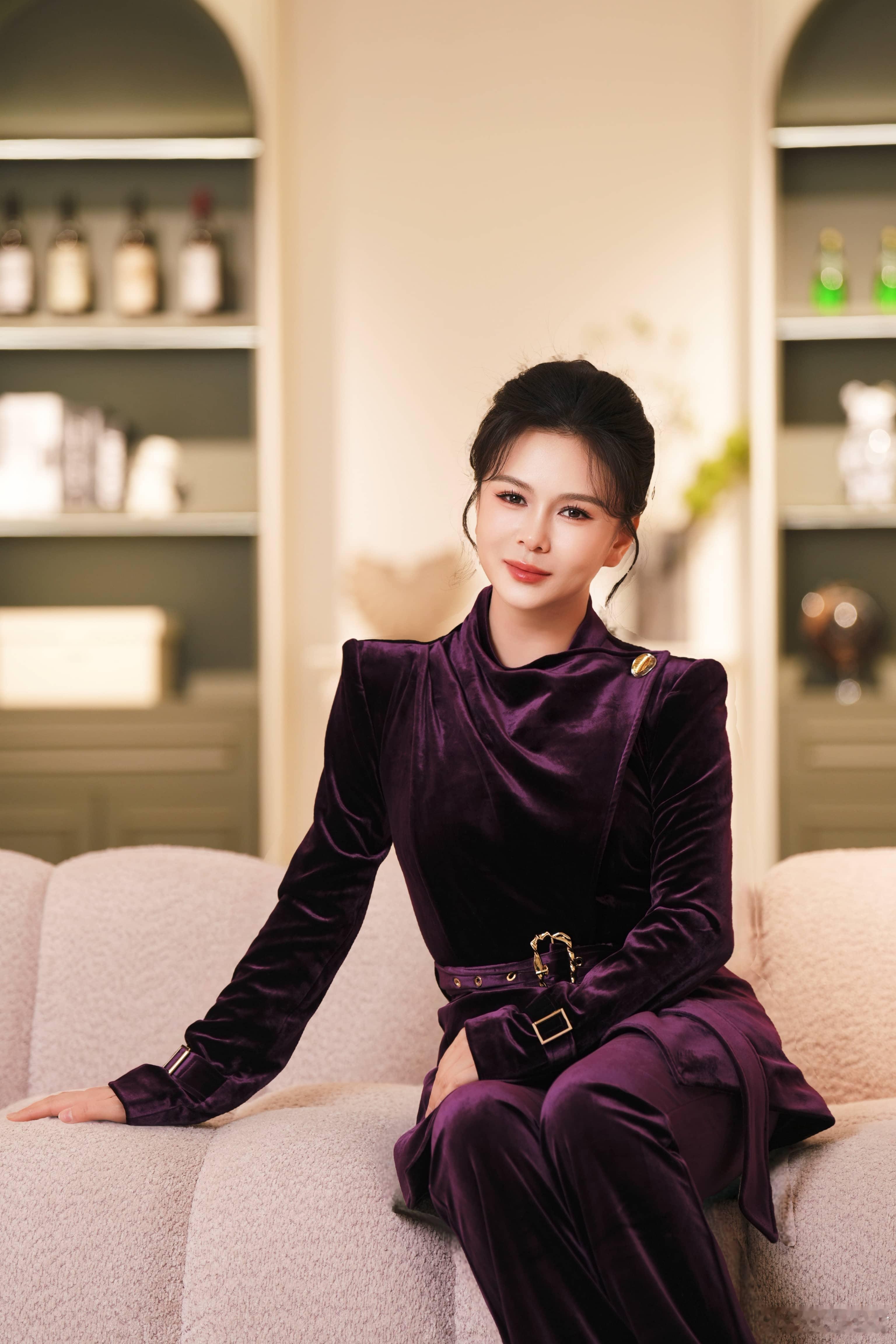 凤凰网财经主持人刘美希时尚穿搭 刘美希的丝绒套装穿搭好亮眼，复古风韵十足，又透着