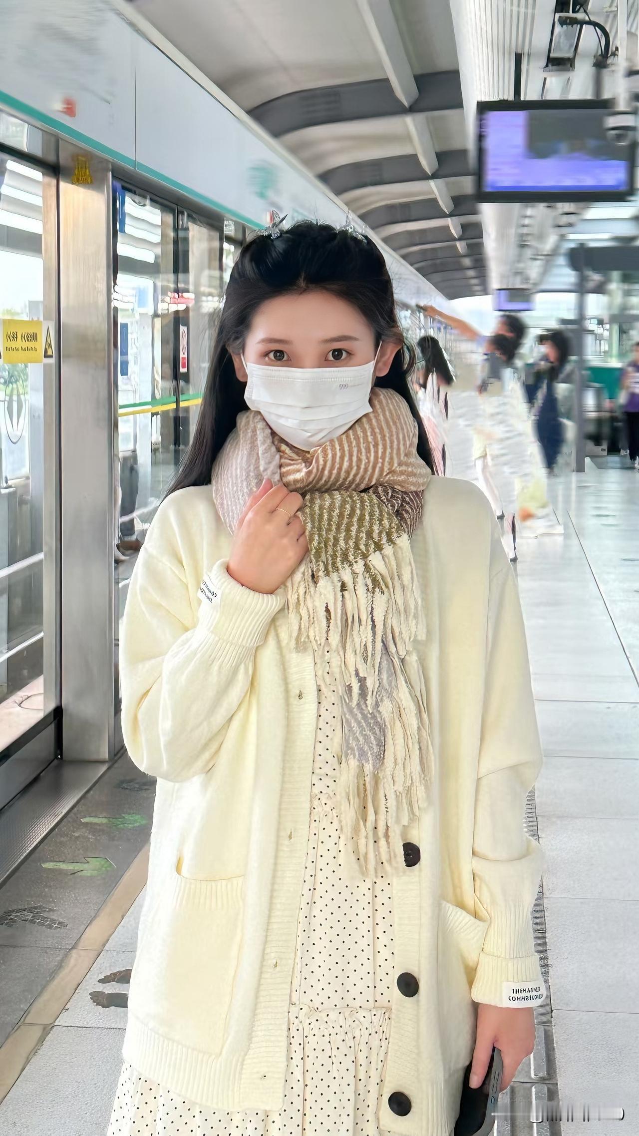 周末培训穿搭

今天周末要去省局参加业务培训，得好好打扮一番。

不能穿得太学生