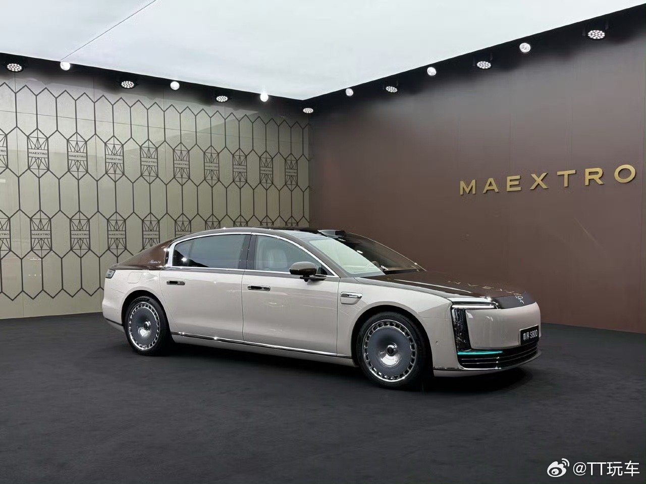 鸿蒙智行技术焕新发布会 搭载新一代激光雷达的尊界的小蓝灯位置变了，整体性更好了 