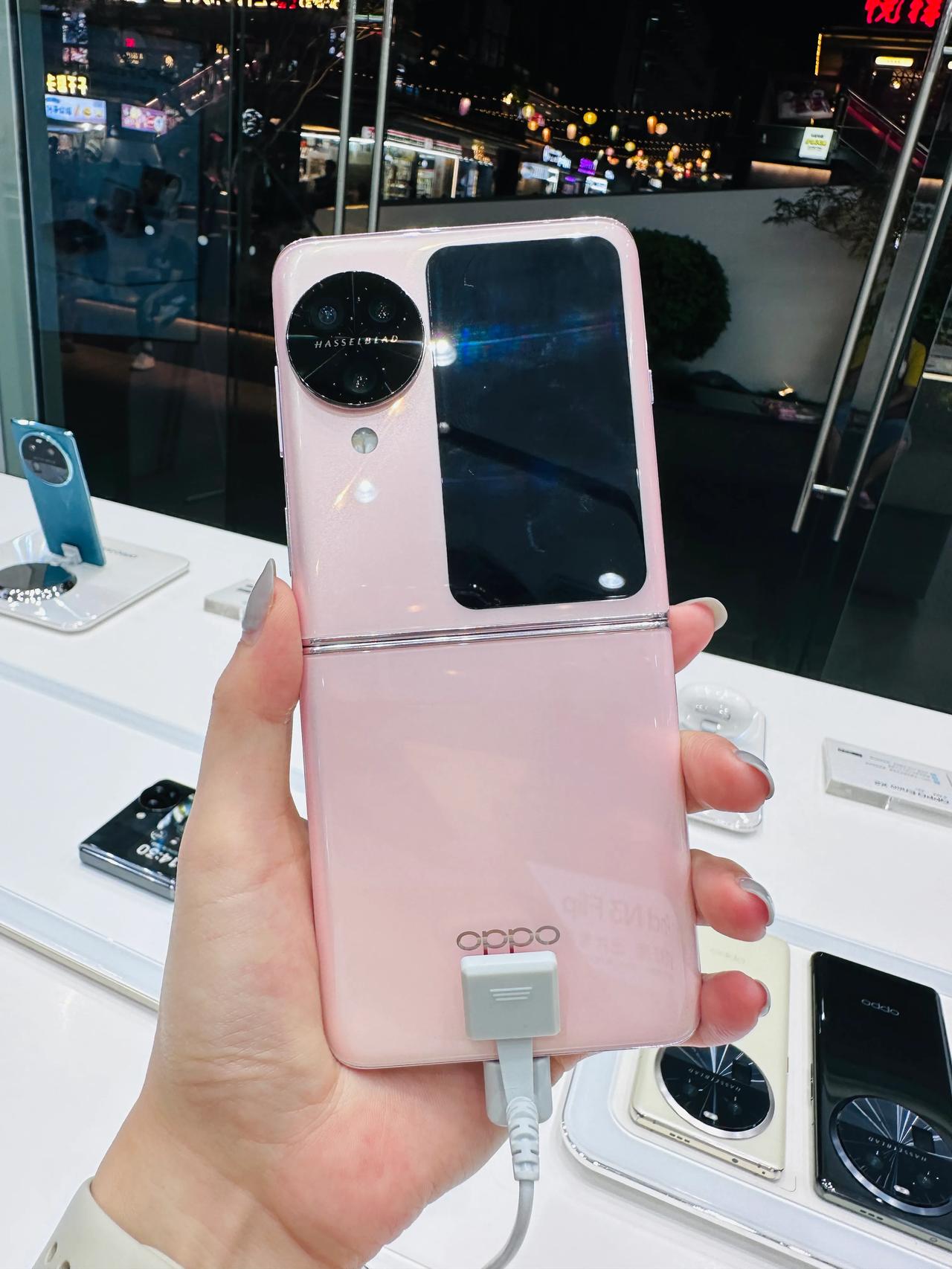 OPPO店里最热门的莫过于OPPO Find3 Flip，好不容易才摸上真机哈哈