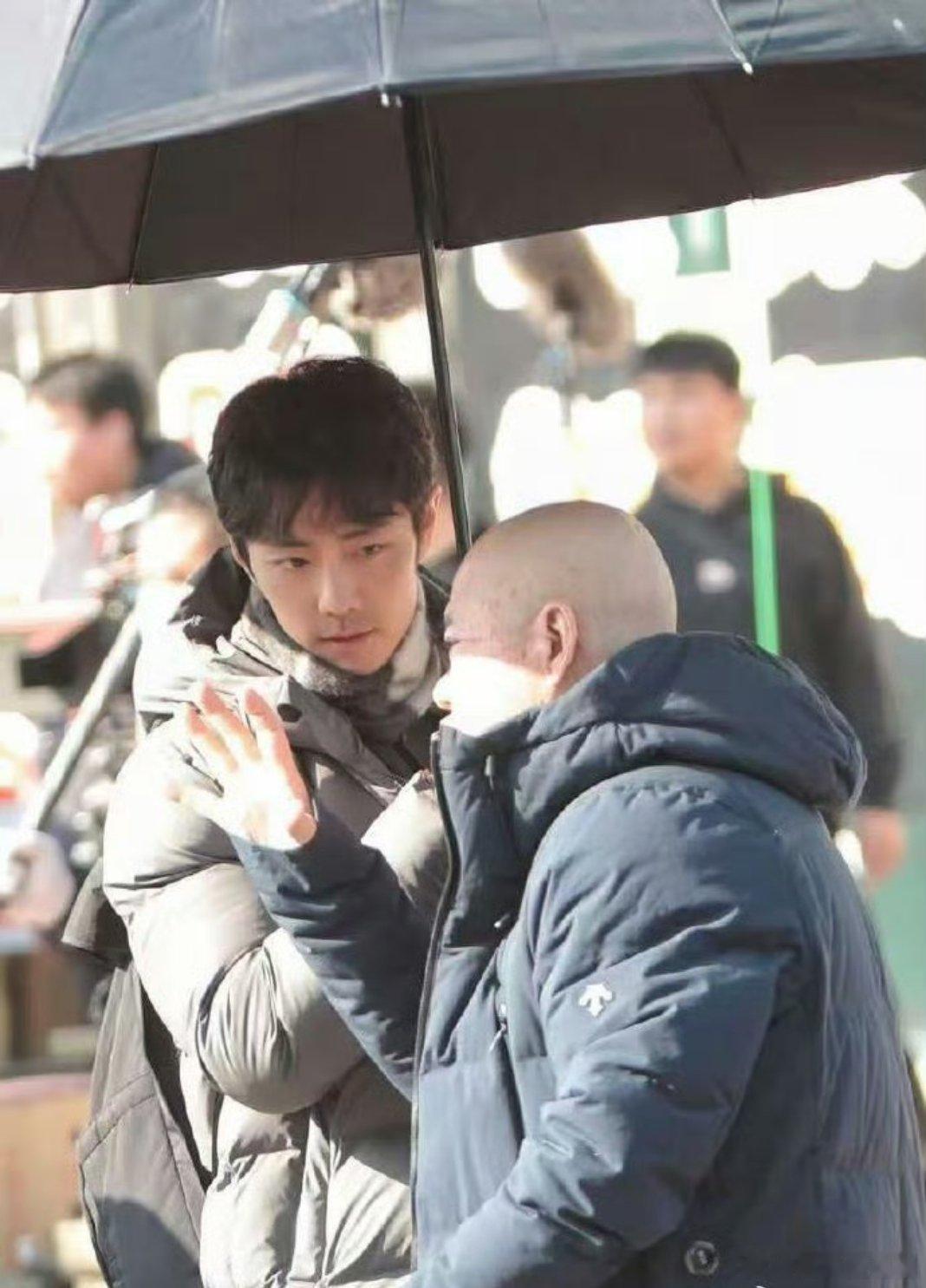 肖战《小城良方》首次路透，感觉有股淡淡的失意，还有被生活磋磨的牛马味，和角色融合