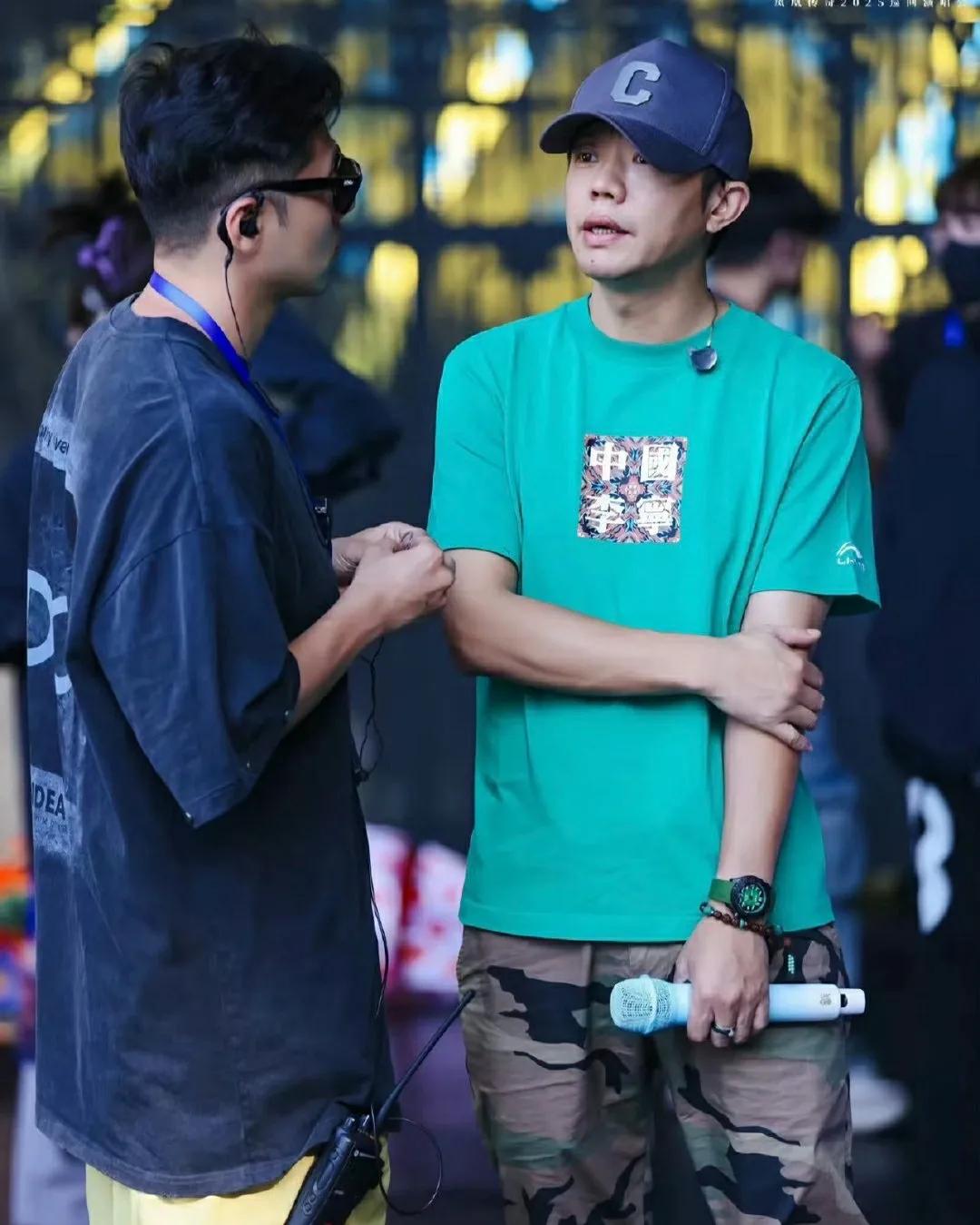 曾毅最近是招谁惹谁了？ 又冲上了热搜！

第一个是曾毅带了块绿色表盘手表，被网友