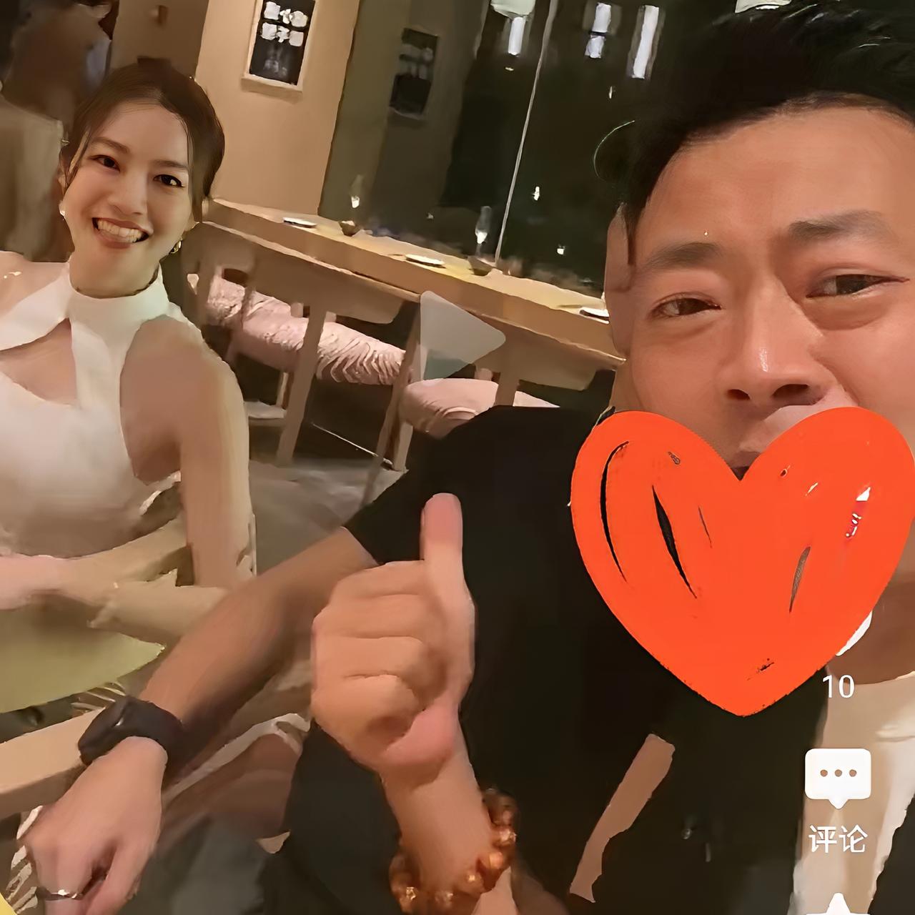 8月27号，江苏常州，一男的出去吃饭，旁边桌坐的居然是歌手徐怀钰。他刚开始都不敢