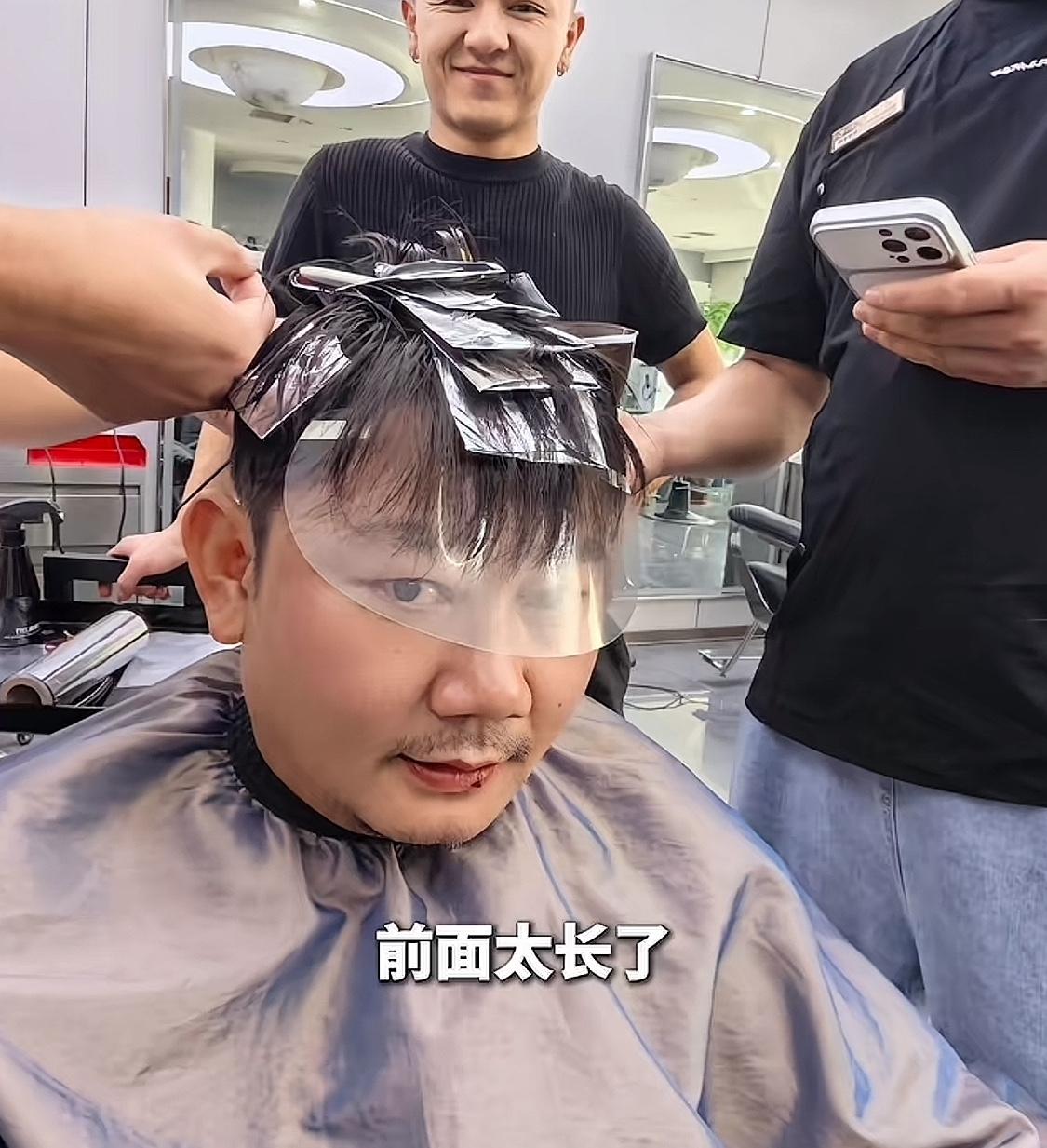 张雪开始叛逆了！

前两天头发太长了，被网友吐槽不修边幅。他一气之下，花了一两个