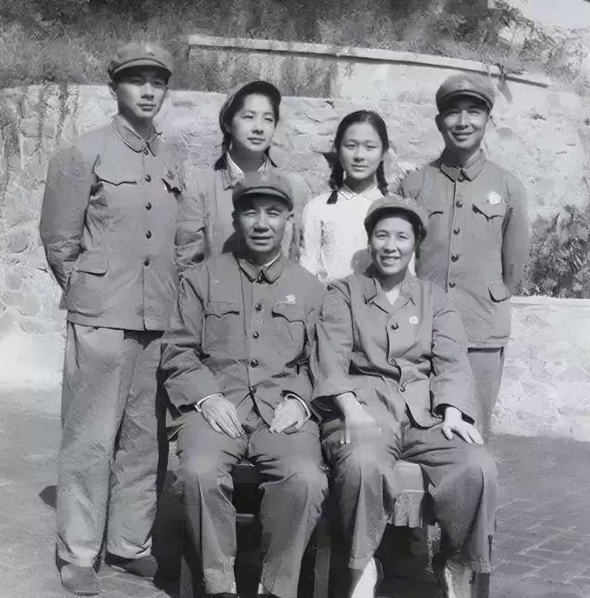 1957 年，江西泰和，开国少将易耀彩回乡扫墓，意外看到老宅门前有人劈柴、院中干