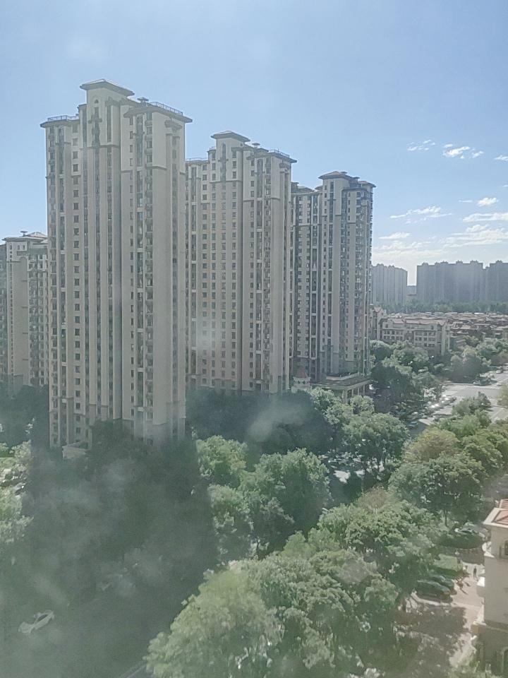 秋高气爽，阳光明媚，高楼林立，好天气！
