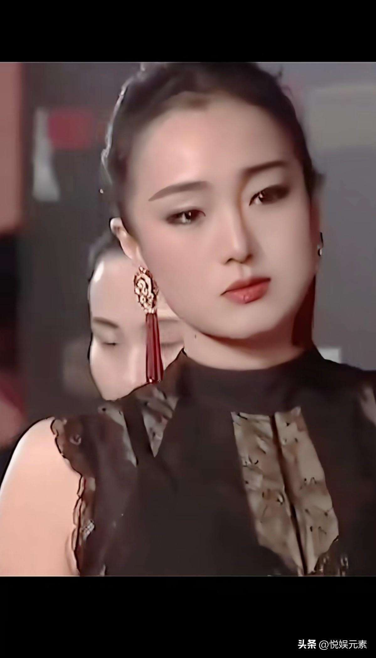 美人扎堆的年代，巩俐靠的是气场。
她出众的不仅是外貌，
还得益于略带蔑视气息的双