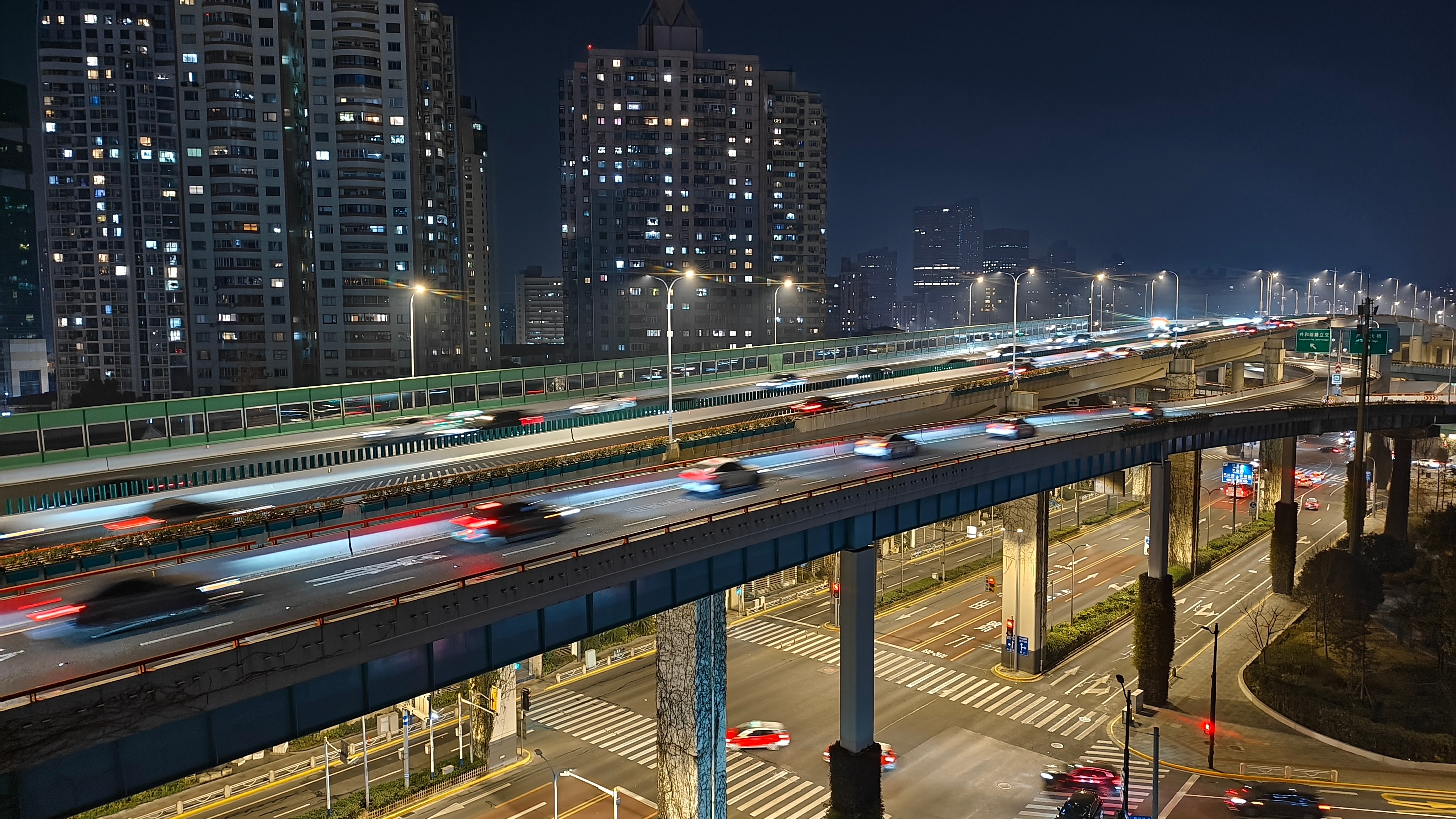 前几天在床上百无聊赖的发呆，一网友名“沪上阿姨”发来消息，问想不想一起去上海迪士