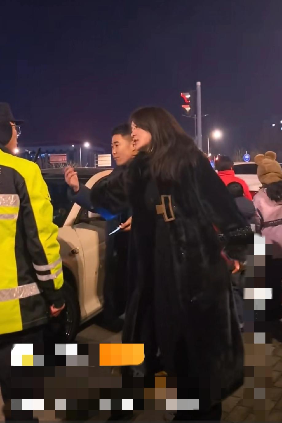 江苏宿迁。骆马湖燃放烟花，车停路中间人去放烟花了，后面堵一排车动不了，交警让拖车