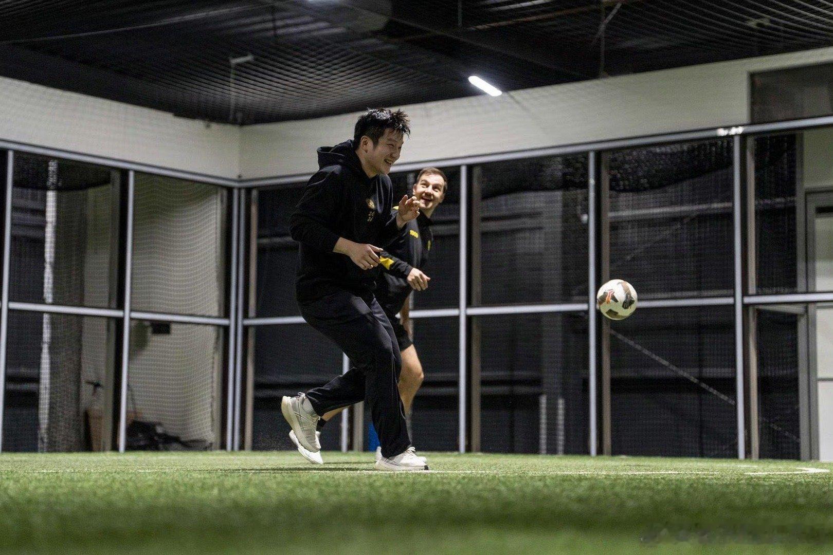 我们有幸在巴黎奥运会后，看到了樊振东一点一点释放他对大体育的所有热爱。之前，他因