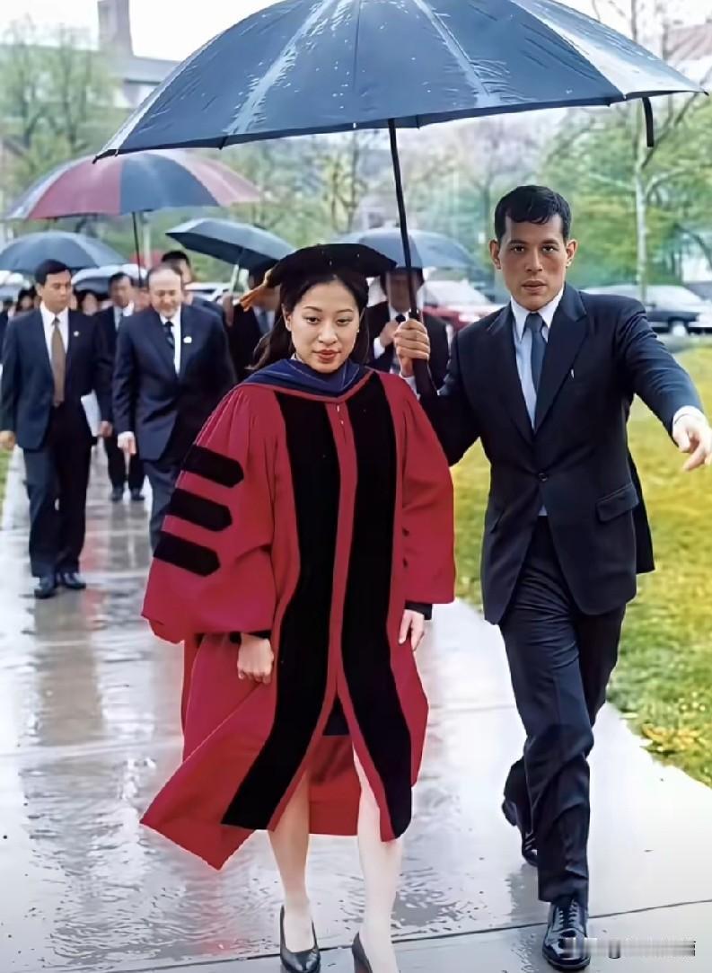 莫非真的是近亲结婚，影响生命质量？

第一张照片应该是泰王和帕公主难得一见的幸福