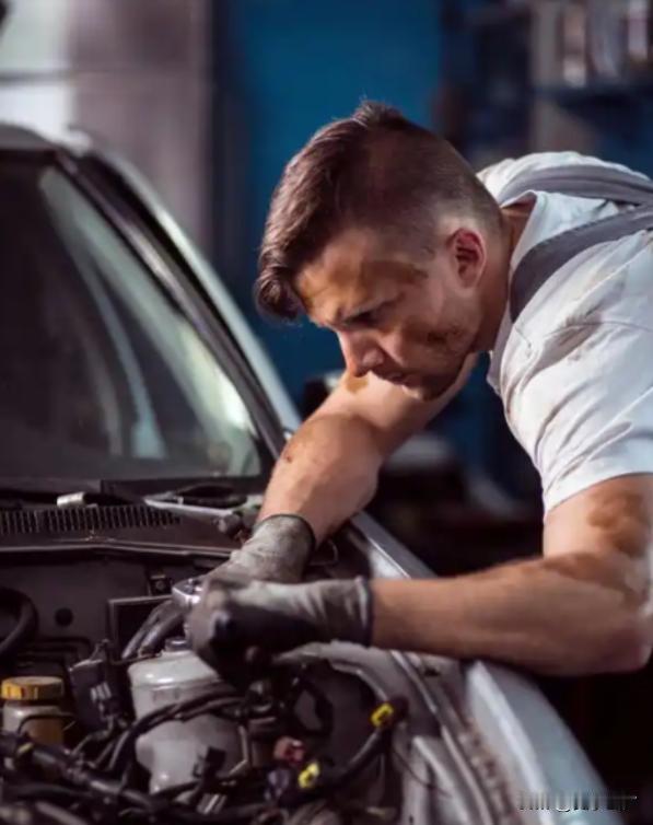 1924年，美国一个汽修工喝多了，把卡车蓄电池里的酸液灌进了生锈的发动机油箱。第