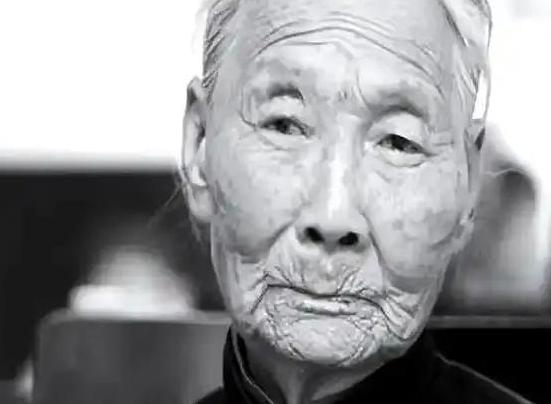 13 岁，一天之内要被日军糟蹋20多次，她的腹部被折磨得肿胀，日军穿着厚重军靴，