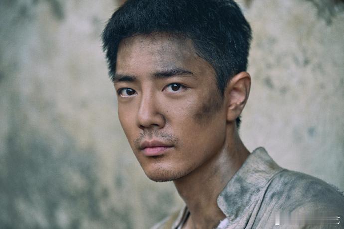 肖战角色剧照   《得闲谨制》肖战角色剧照🈶，全身黑的剧照，真的是看到了这个角