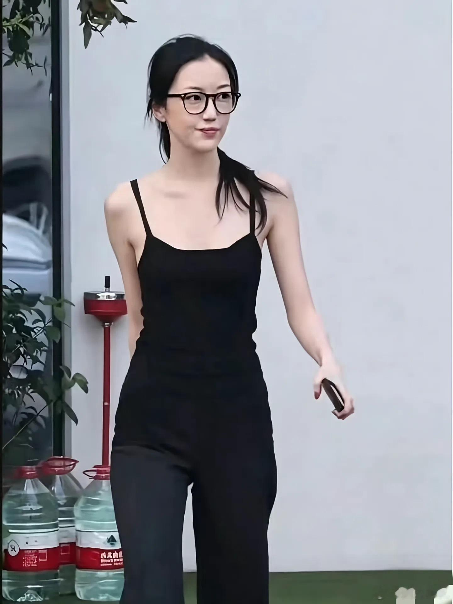 李嫣6岁举办了人生第一场画展李嫣清冷气质越来越像妈妈王菲了 