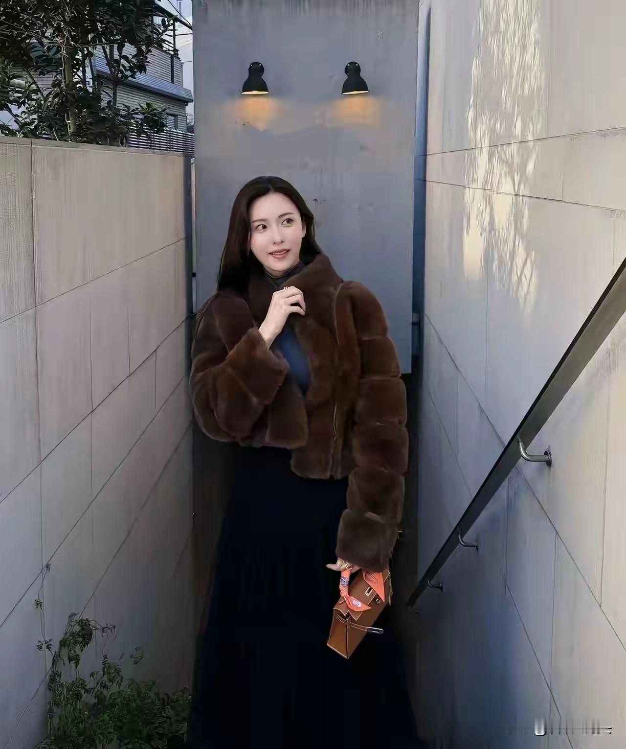 秋日穿搭指南：棕色毛绒外套+黑色长裙，温暖又时尚！