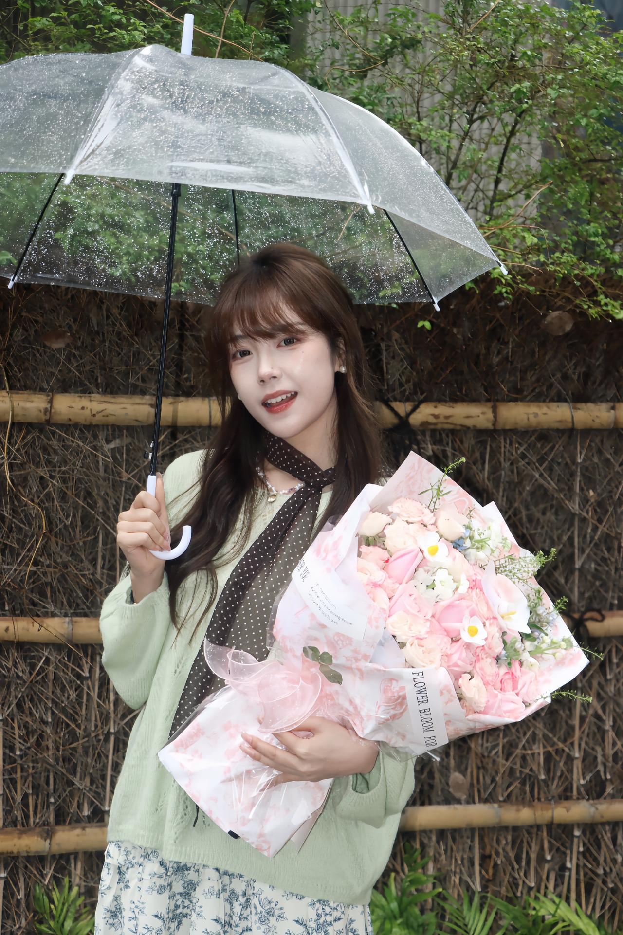 🧚‍♀️雨天氛围感穿搭公式｜浅绿毛衣+碎花裙
春日穿搭 早春辣妹已就位